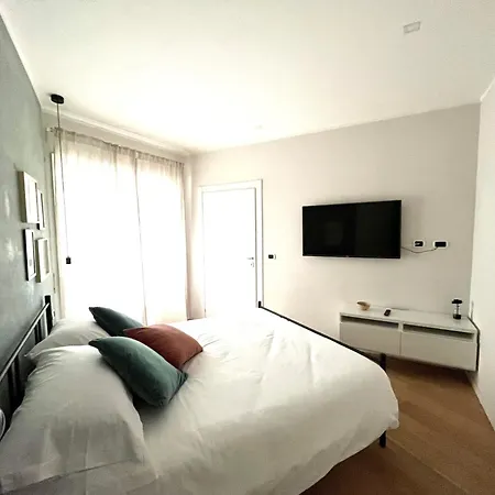 Urban Corner Apartment *
